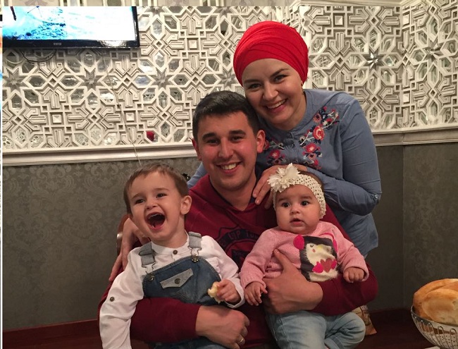 Ильшат Салахутдинов с женой и детьми