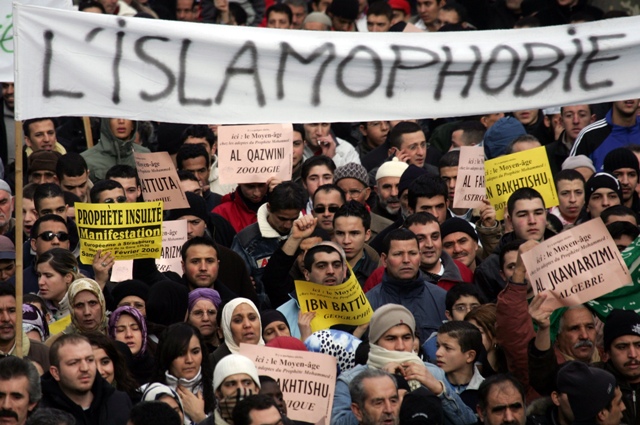 Как правительство Франции ущемляет права мусульман?
