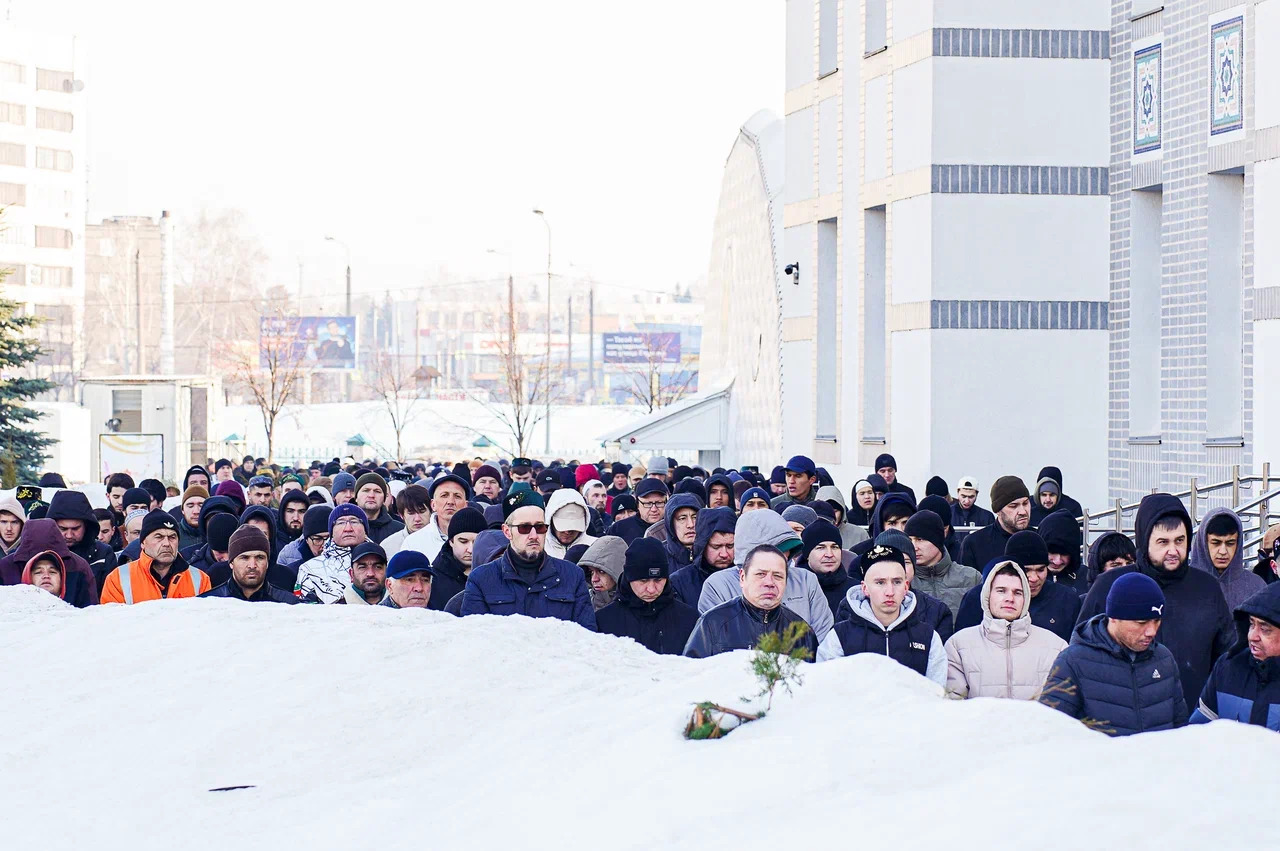 Праздничный намаз расширился до заборов мечети Праздничный намаз расширился до заборов мечети