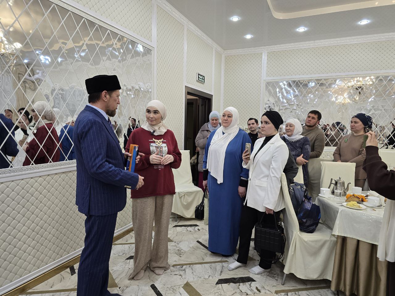 Истинная духовность проявляется в помощи нуждающимся Истинная духовность проявляется в помощи нуждающимся